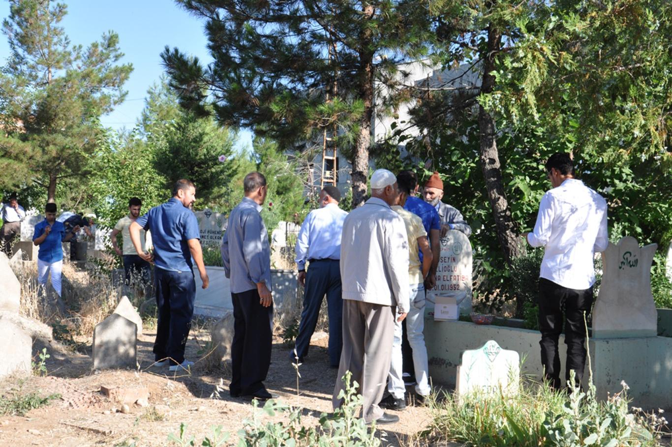 Bayramda kabirler de unutulmadı